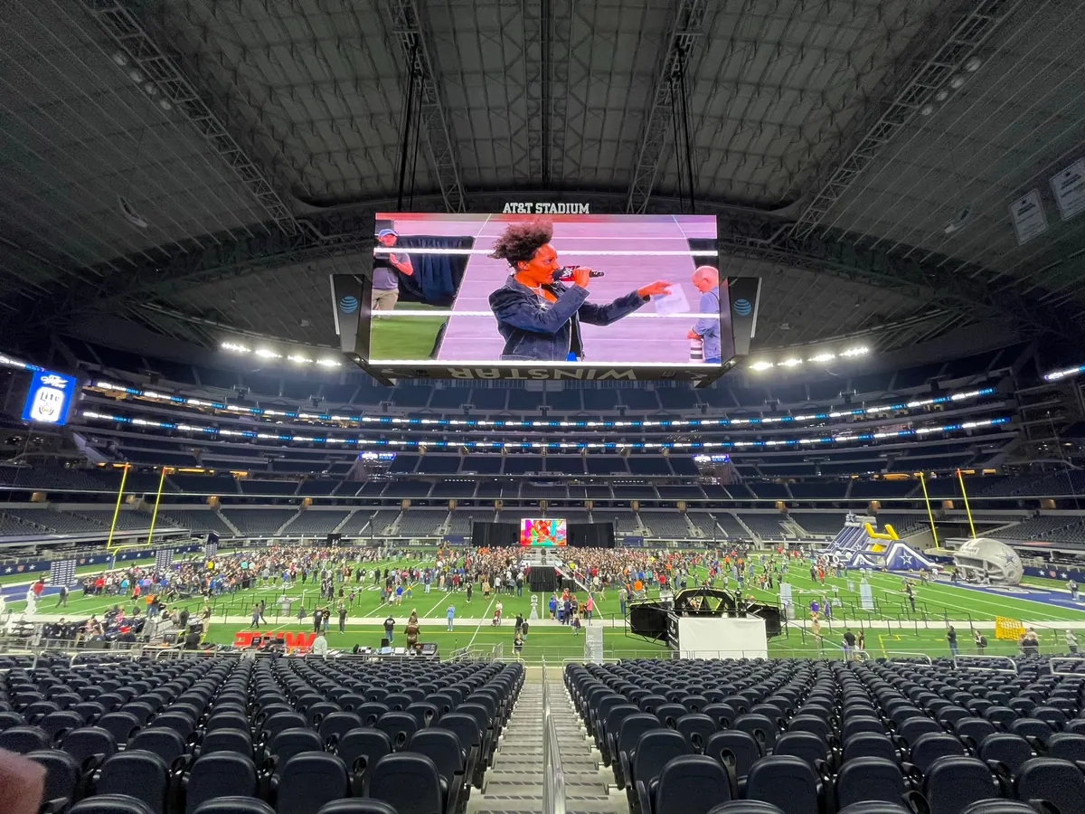 Live performance carried on the videoboard, AT&T Stadium