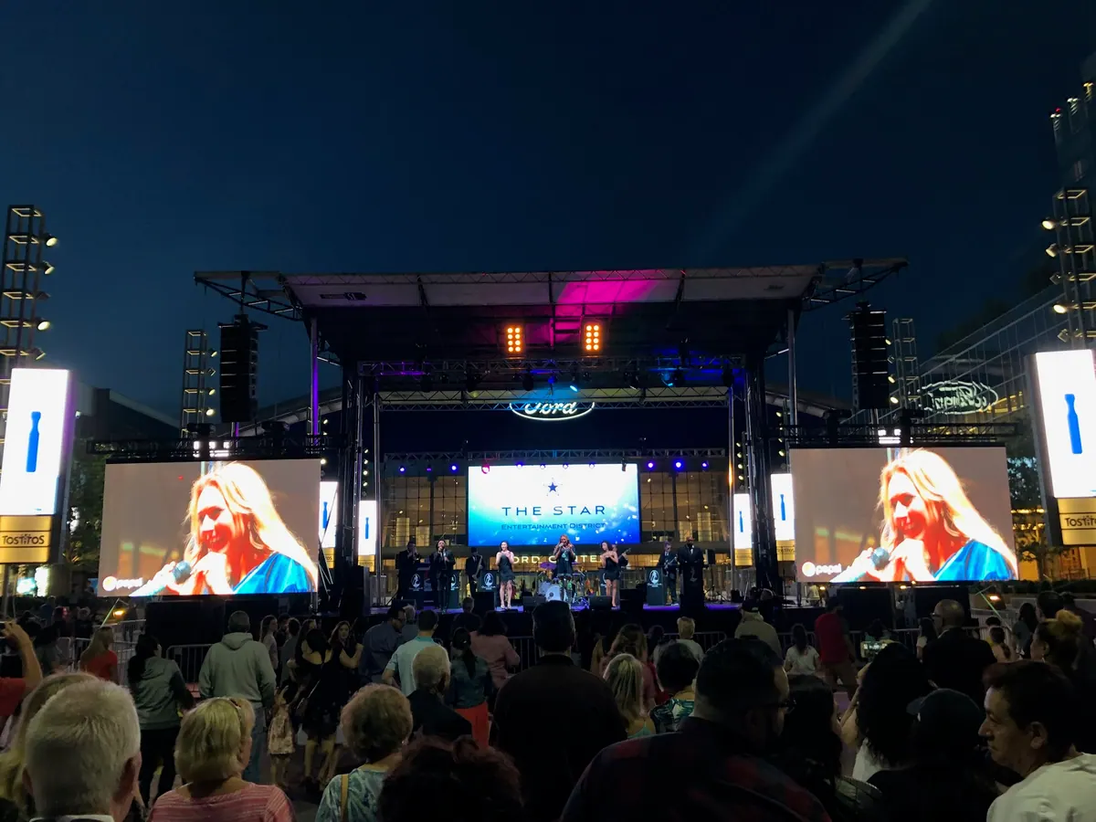 Evening concert with LED side screens, The Star in Frisco