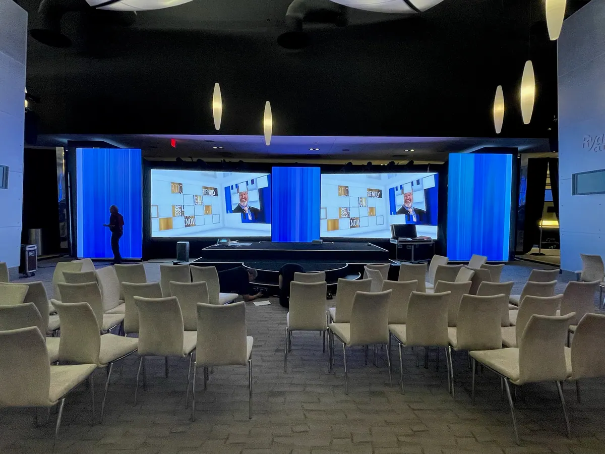 Dual-screen meeting room