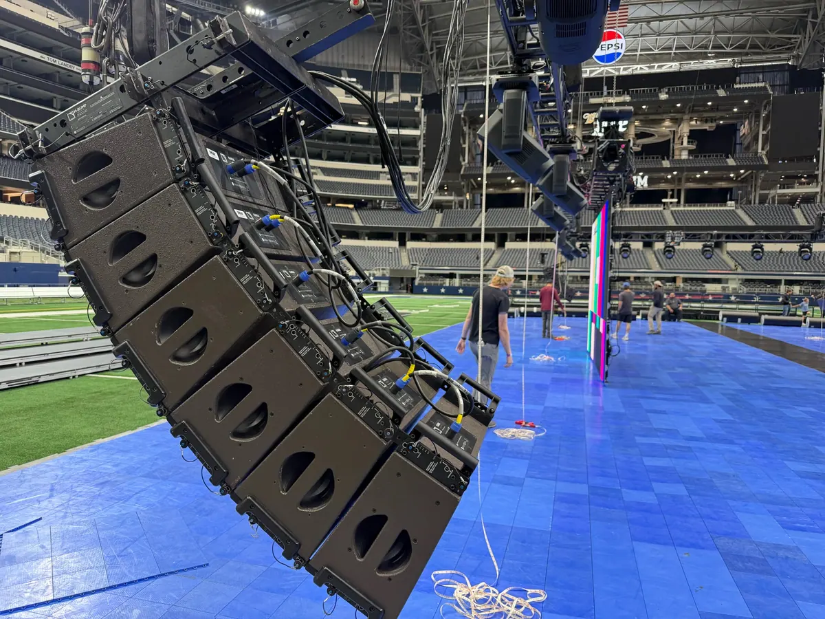 Line array, close, AT&T Stadium