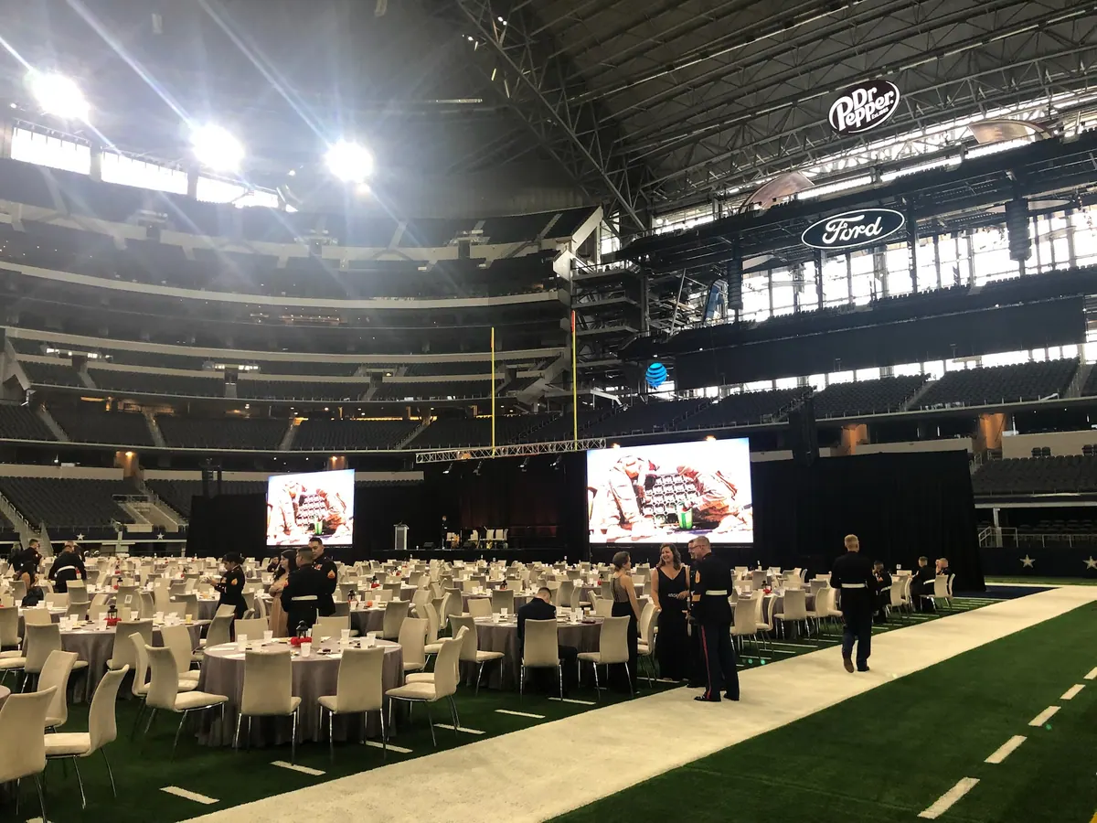 Field-level dinner with screens, AT&T Stadium